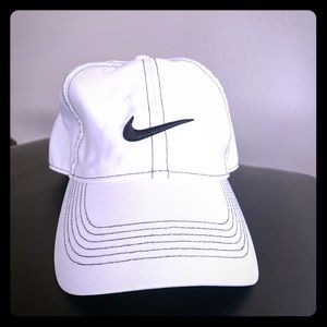 Men’s or women’s Nike Golf Hat white